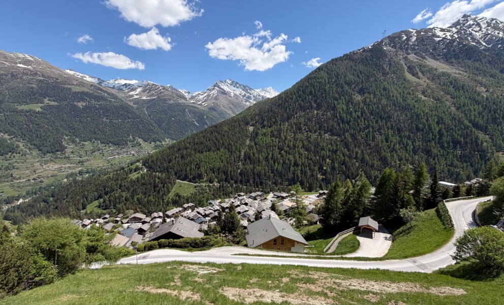 Alpenlandschaft mit Bergdorf