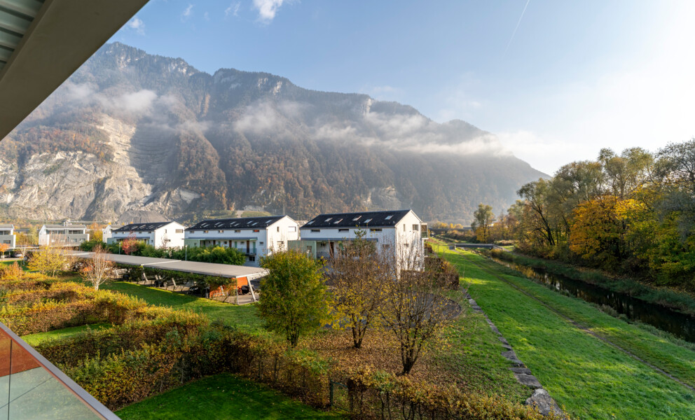 Berg- und Flussblick von einem Balkon