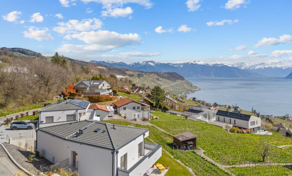 Seeblick mit Wohnhäusern am Hang