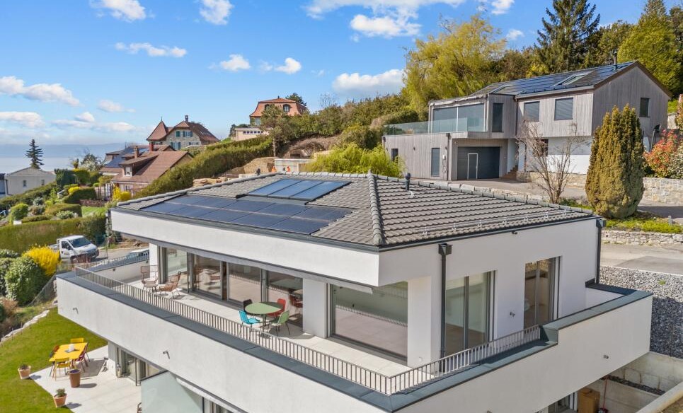 Moderne Villa mit Dachterrasse und Solarpaneelen