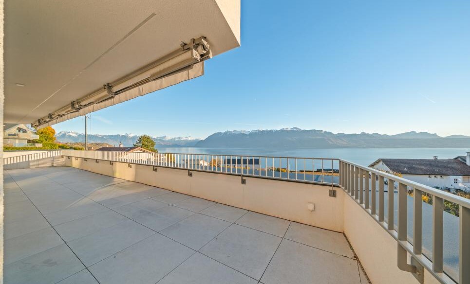 Große Terrasse mit Seeblick