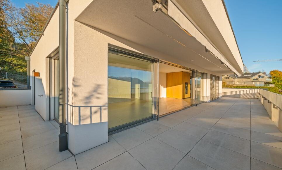 Moderne Dachterrasse mit großflächigen Schiebetüren