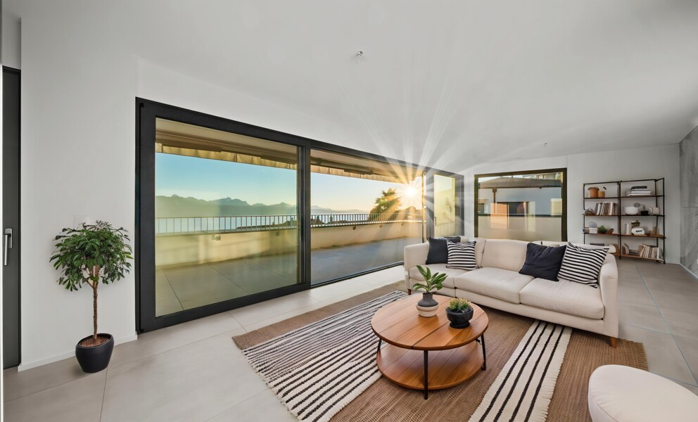 Wohnzimmer mit Meerblick und großer Glasfront