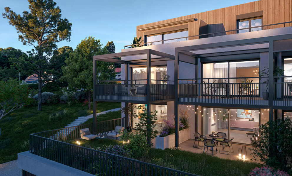 Moderne Außenansicht eines luxuriösen Wohnhauses mit Terrassen und Garten
