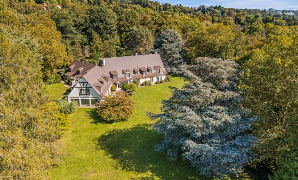 Luftaufnahme eines großzügigen Landhauses mit großem Garten