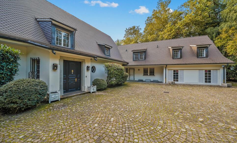Einfahrt eines Hauses mit großzügigem Vorplatz