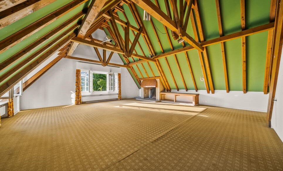 Ausgebauter Dachraum mit sichtbarer Dachkonstruktion