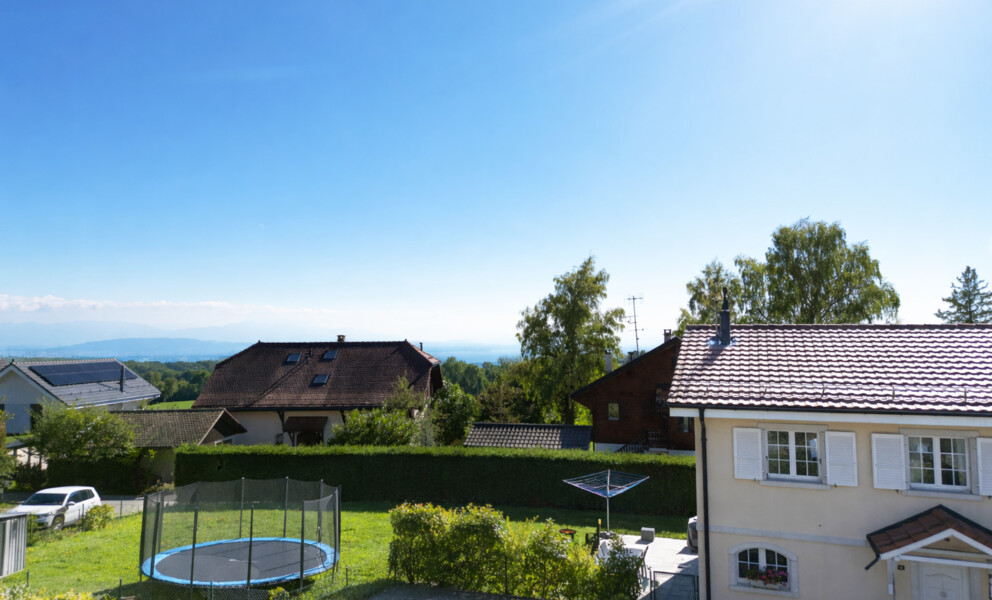 Blick auf Wohnhäuser, Garten und Fernsicht