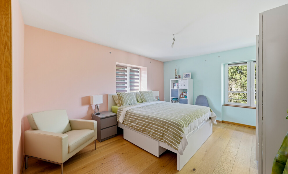 Helles Schlafzimmer mit pastellfarbenen Wänden
