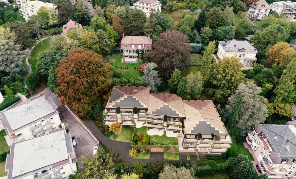 Luftaufnahme eines Wohnkomplexes in grüner Umgebung