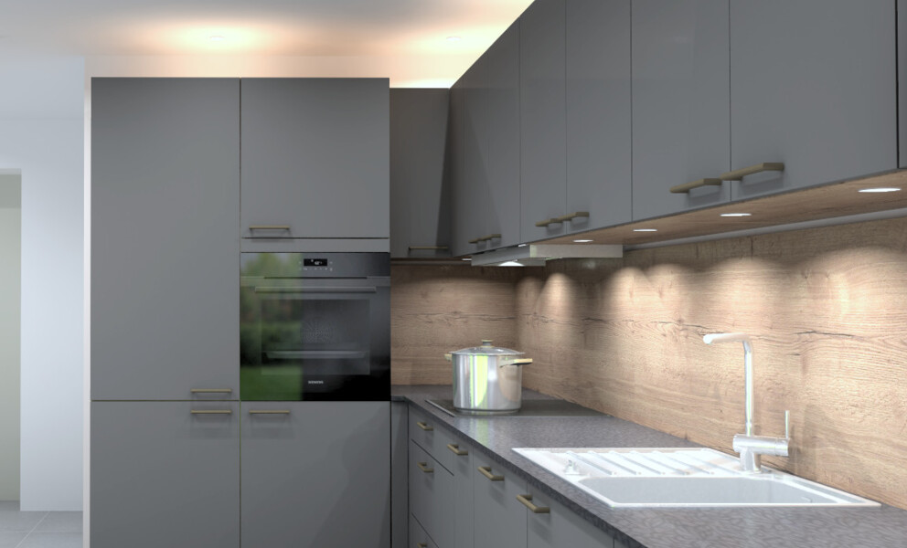 Moderne graue Küche mit Holzoptik-Rückwand
