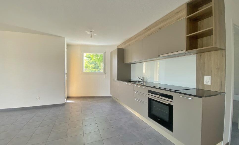 Moderne Einbauküche mit großem Essbereich