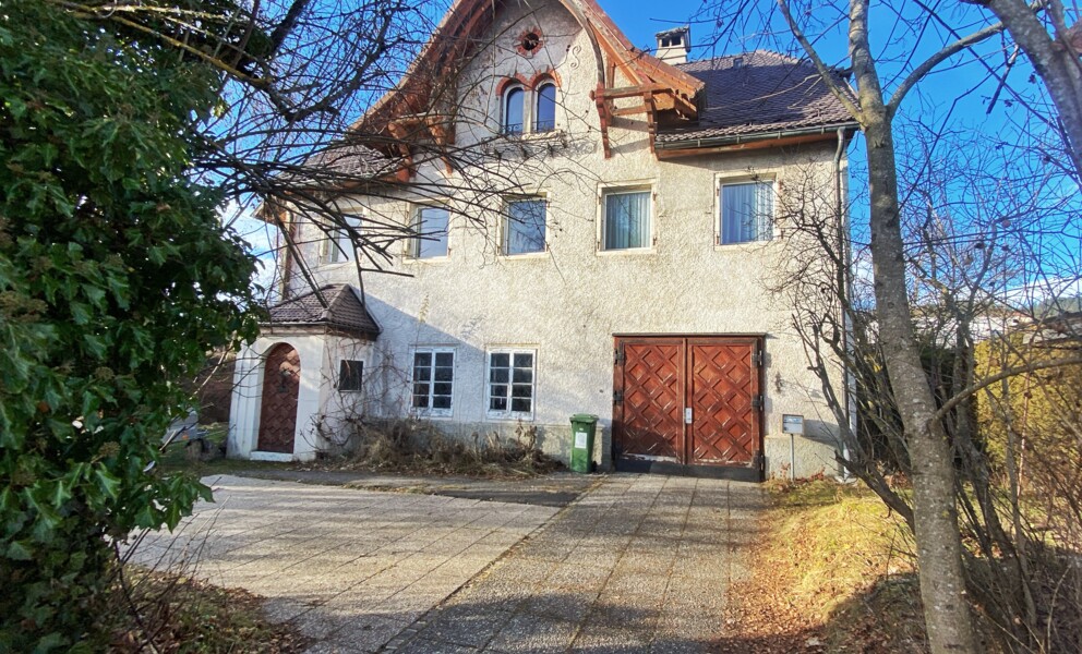Historisches Wohnhaus mit Einfahrt und Gartenumgebung