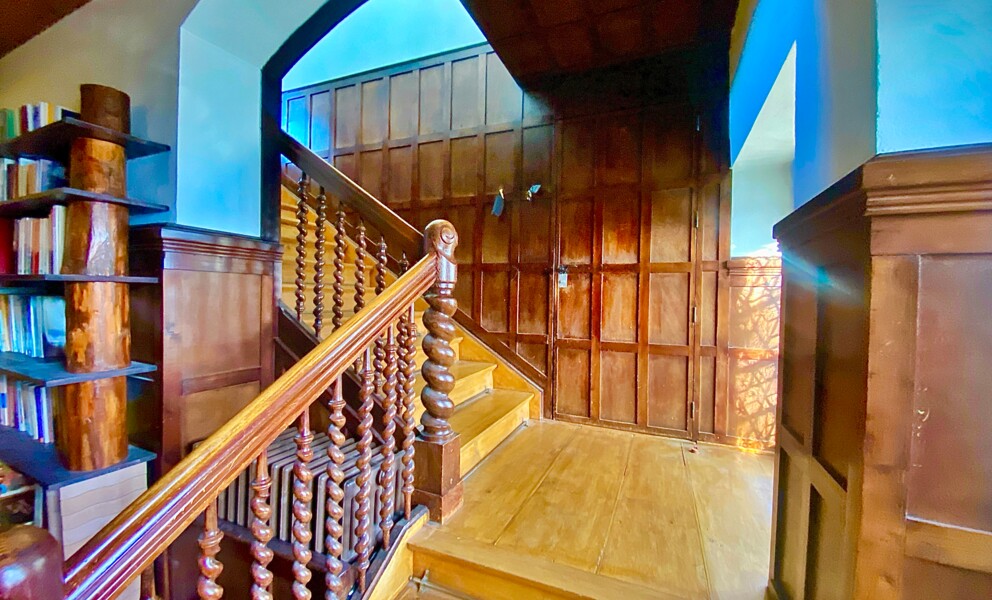 Treppenhaus mit Holzvertäfelung