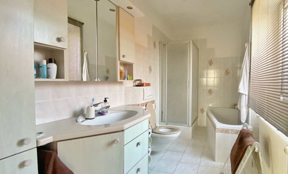 Helles Badezimmer mit Wanne, Dusche und Waschplatz