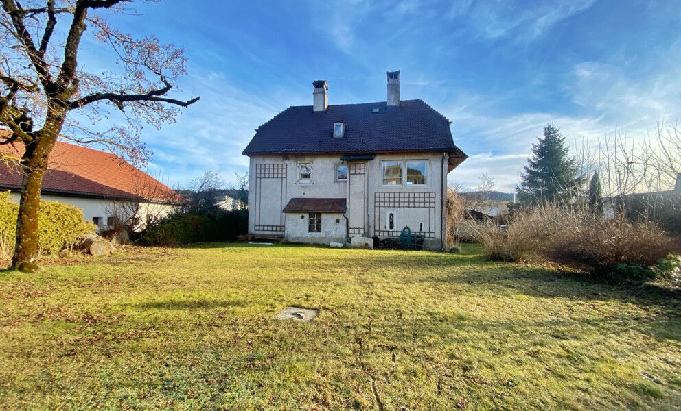 Freistehendes Haus mit großem Garten