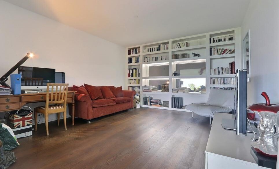Wohnzimmer mit Bücherwand