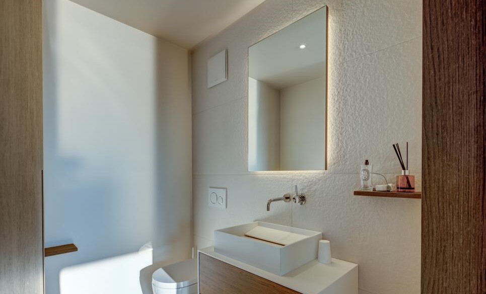 Modernes Gäste-WC mit Holzwaschtisch