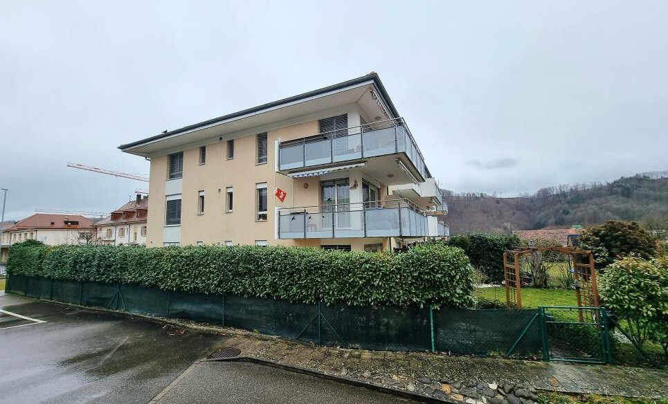 Mehrfamilienhaus mit Balkonen