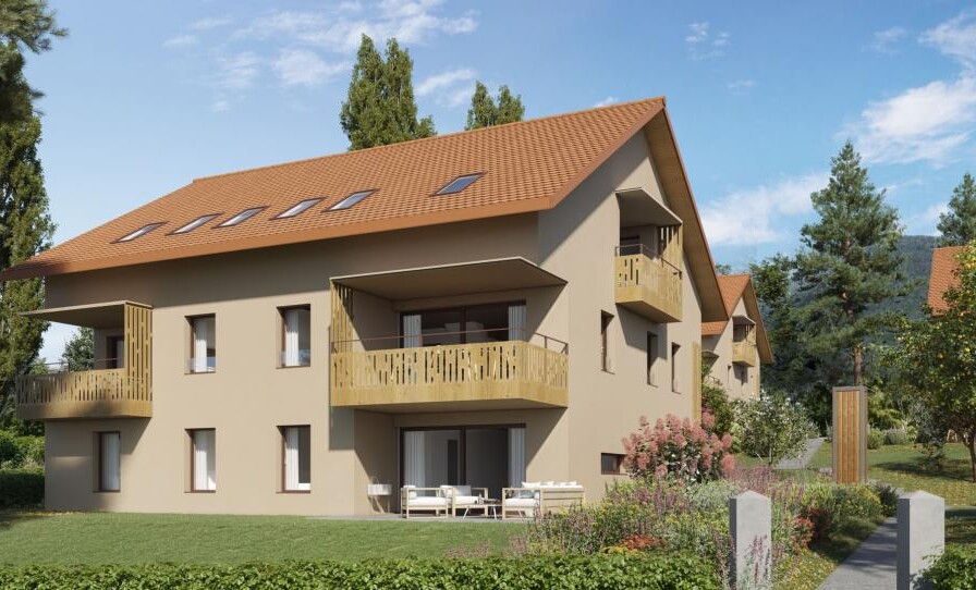 Mehrfamilienhaus mit Balkonen und Satteldach