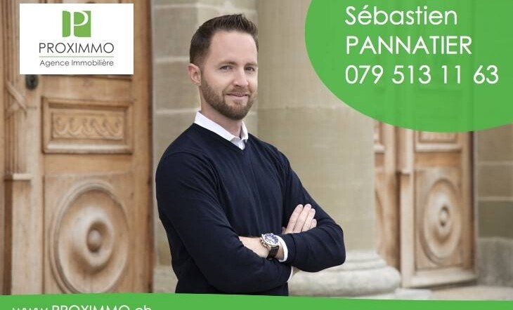 Außenansicht mit Personenporträt und Maklerbranding