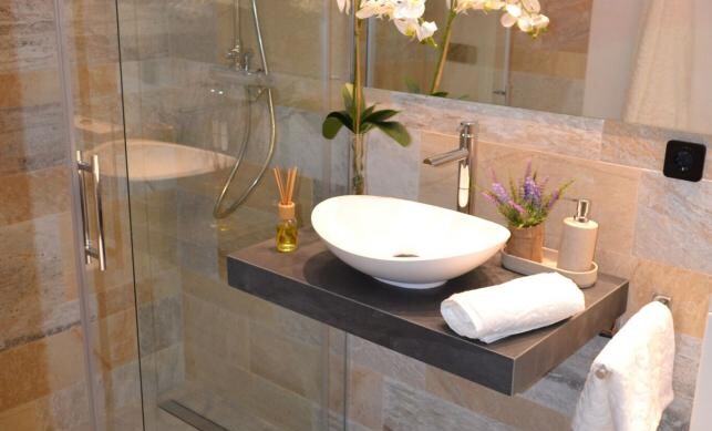 Modernes Badezimmer mit begehbarer Dusche und Waschtisch