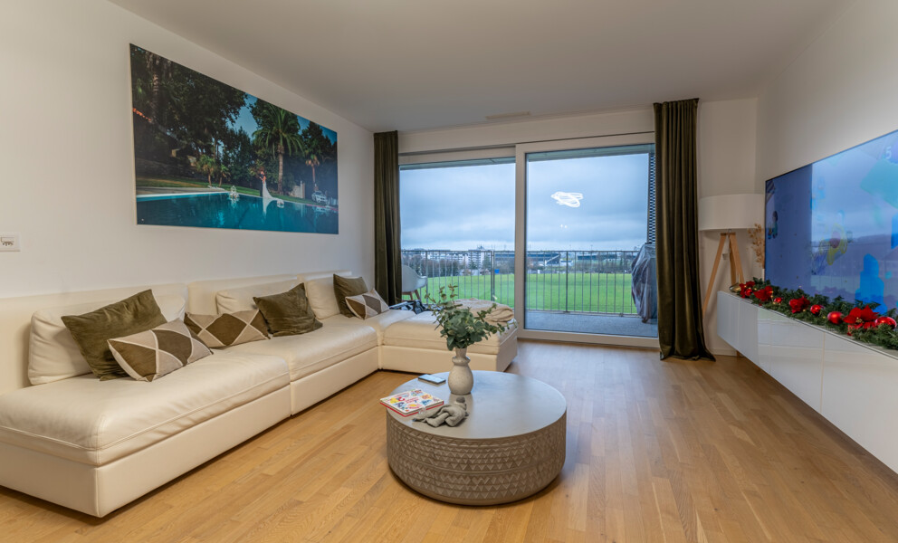 Helles Wohnzimmer mit Balkonblick