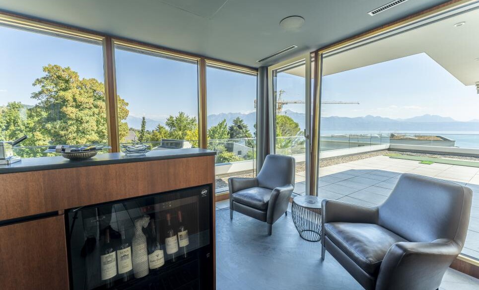 Luxuriöser Innenraum mit Panoramablick auf Terrasse und Meer