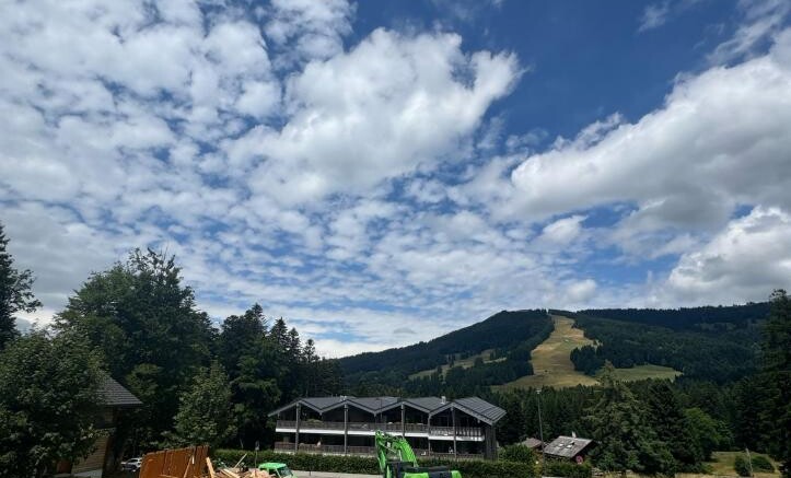 Berglandschaft mit Gebäude und Skipiste
