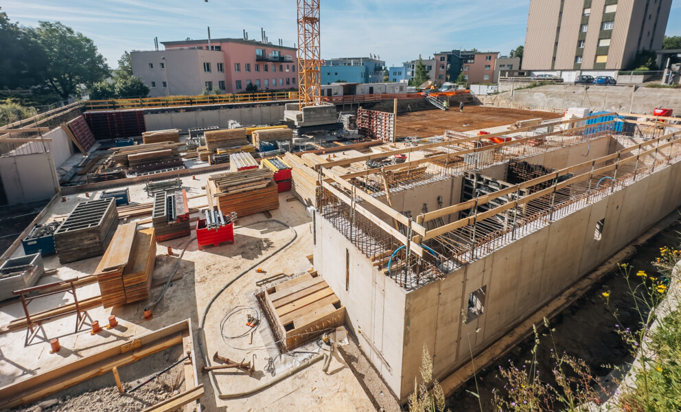 Baustelle eines Mehrfamilienhauses im Rohbau