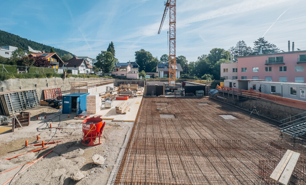 Große Baustelle mit Kran und Bodenplatte