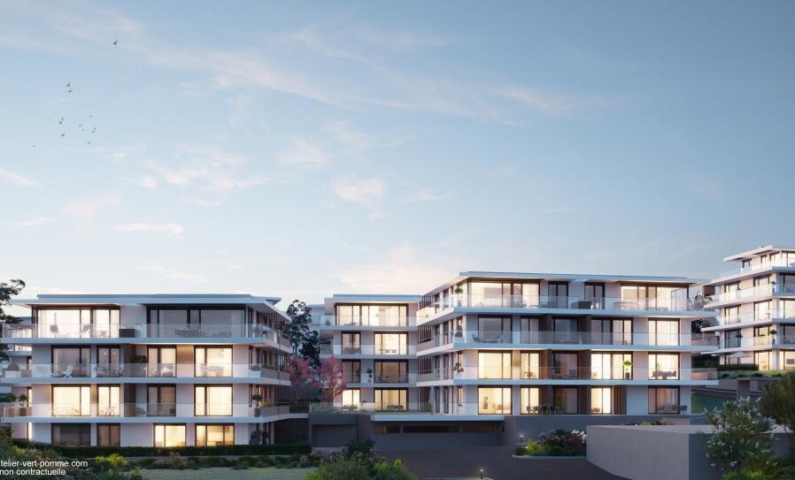 Moderne Wohnanlage bei Sonnenuntergang