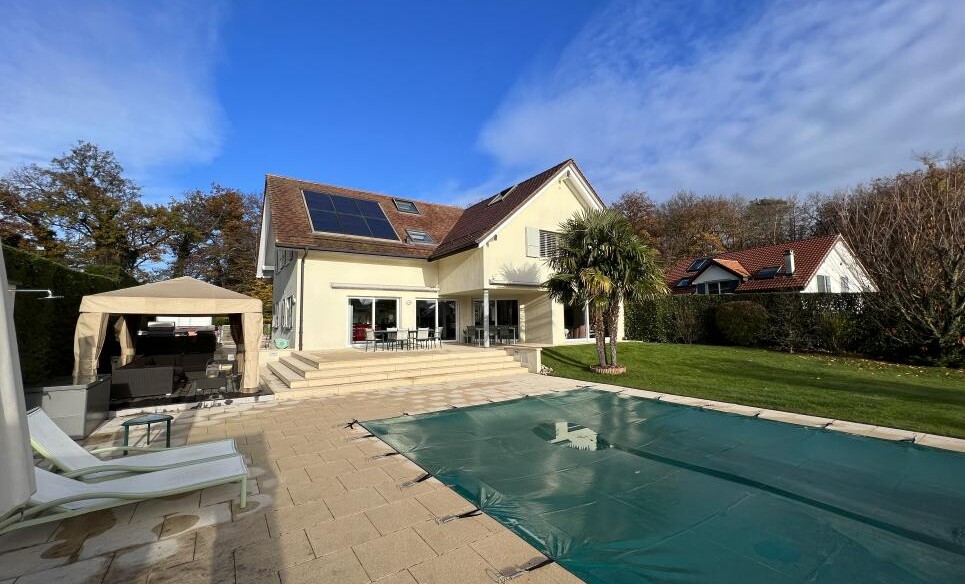Haus mit Poolterrasse und Garten