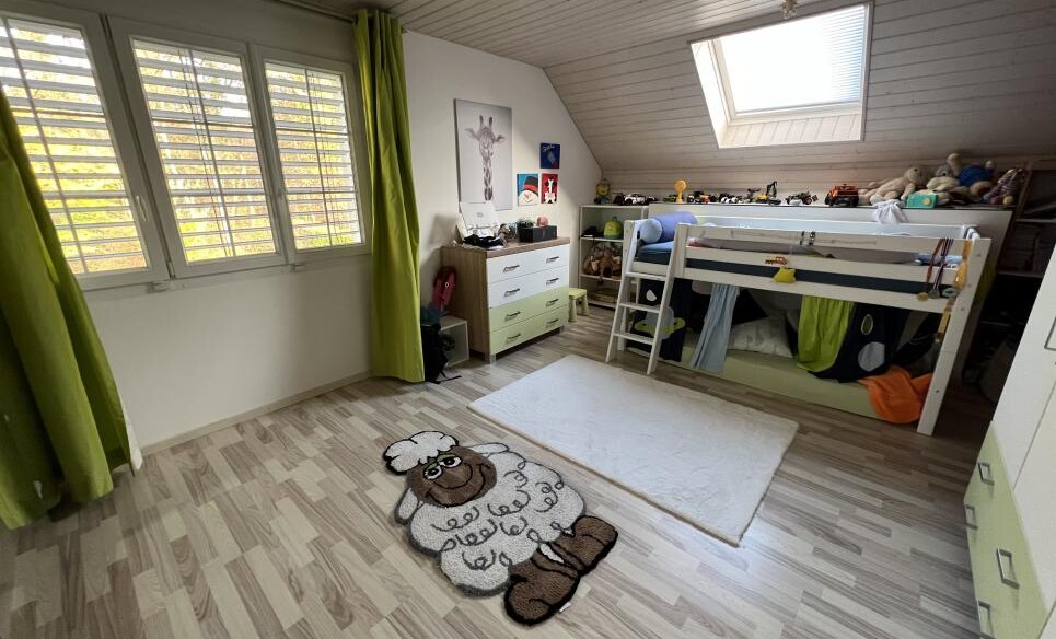 Kinderzimmer unter Dachschräge