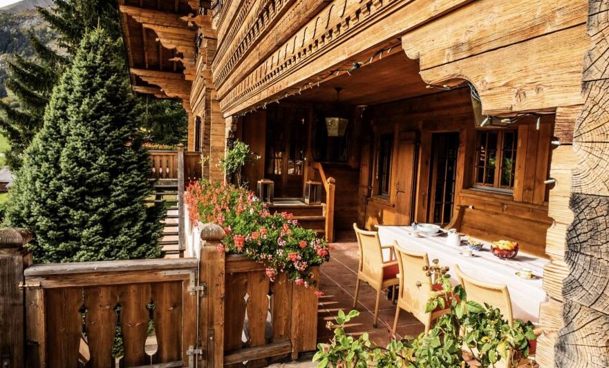 Holzterrasse mit Sitzbereich