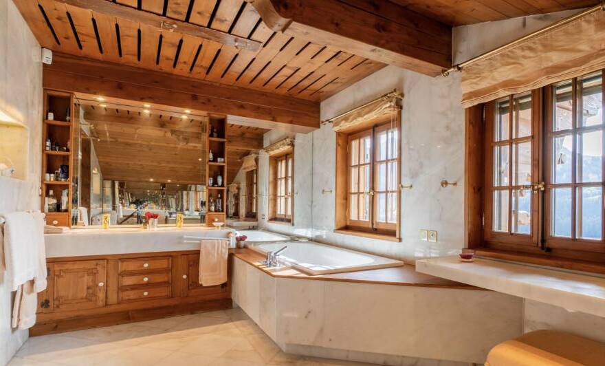 Rustikales Badezimmer mit Holz und Stein