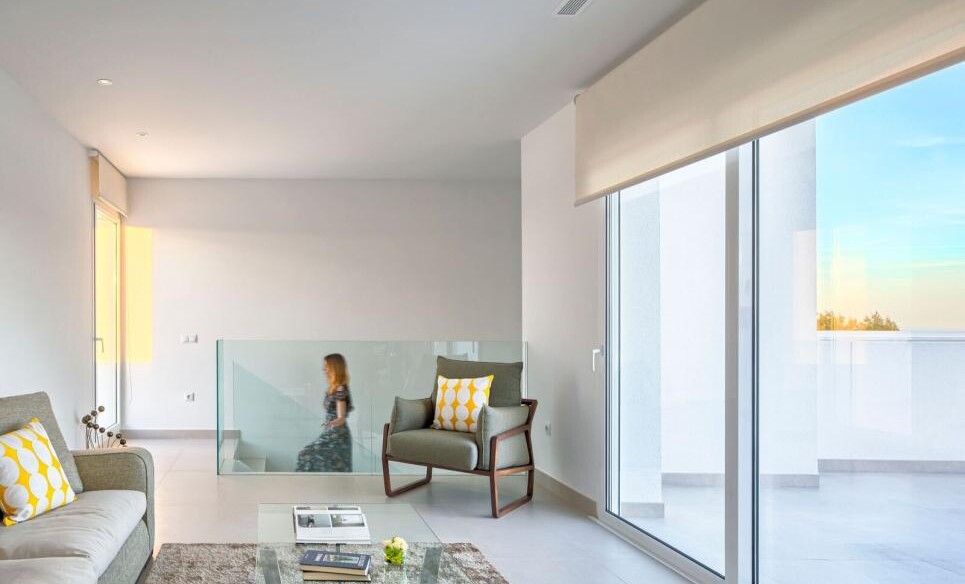 Helles modernes Wohnzimmer mit großer Fensterfront