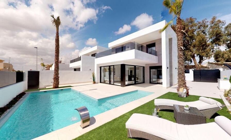 Moderner Villenaußenbereich mit Pool und Terrasse