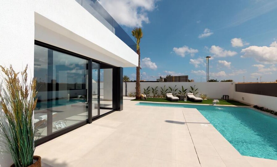Moderner Außenbereich mit Pool und Terrasse