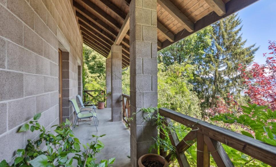 Überdachter Balkon mit Blick ins Grüne