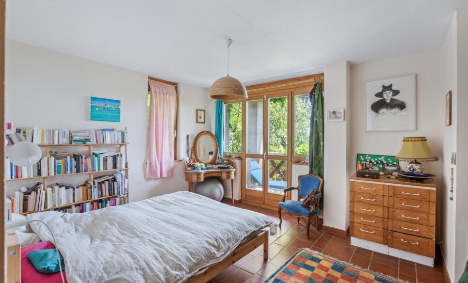 Helles Schlafzimmer mit Gartenblick