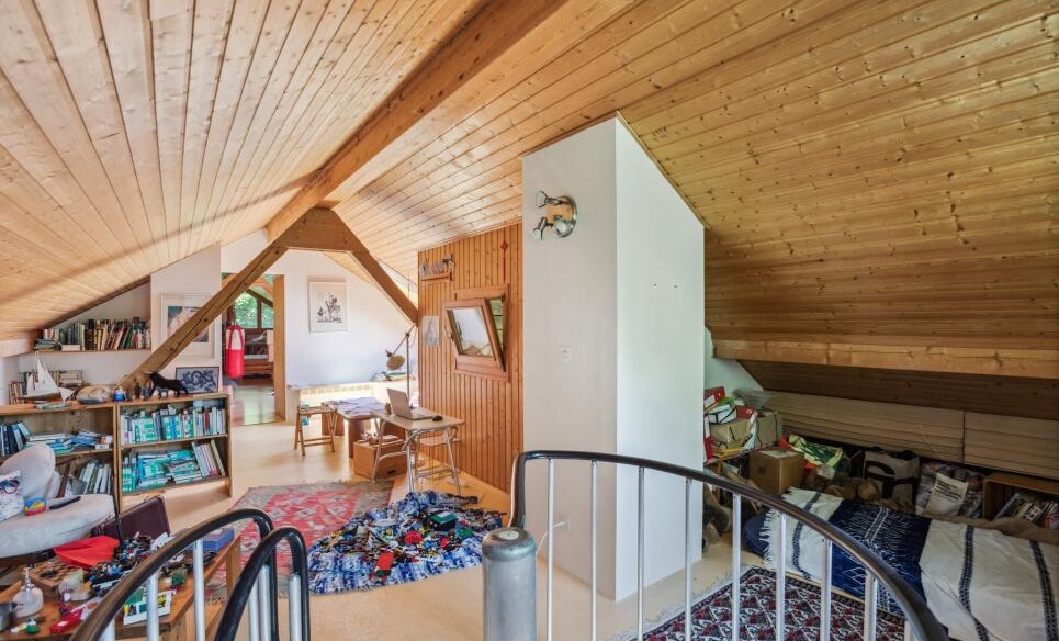 Ausgebauter Dachboden mit sichtbarer Holzkonstruktion