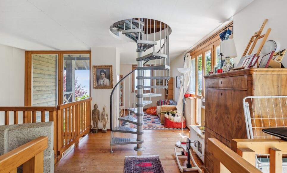 Wohnbereich mit Wendeltreppe