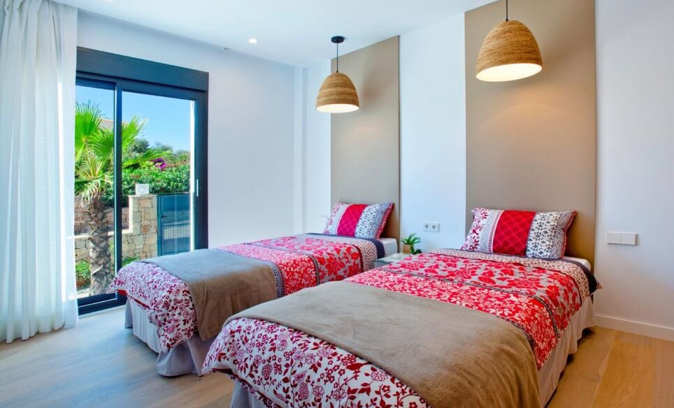 Schlafzimmer mit zwei Einzelbetten und Gartenzugang