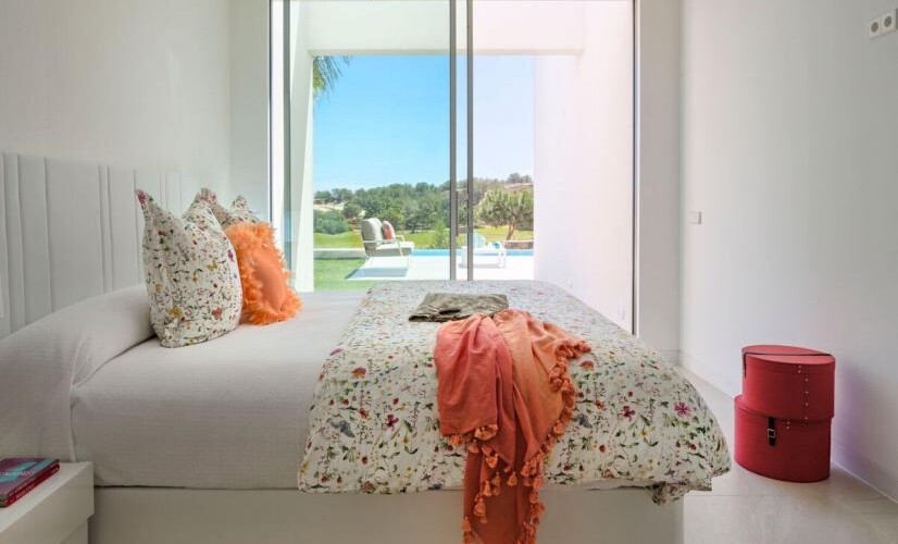 Helles Schlafzimmer mit Blick ins Grüne und Pool