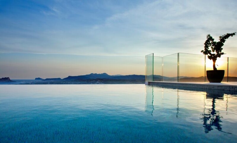 Infinity-Pool mit Meerblick bei Sonnenuntergang
