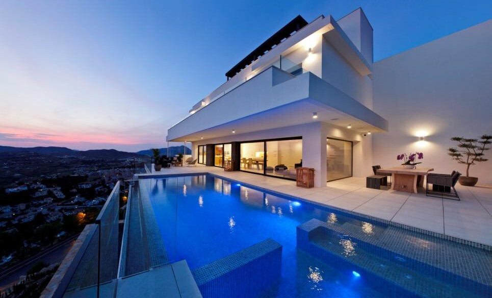 Luxusvilla mit Pool und Terrassenblick