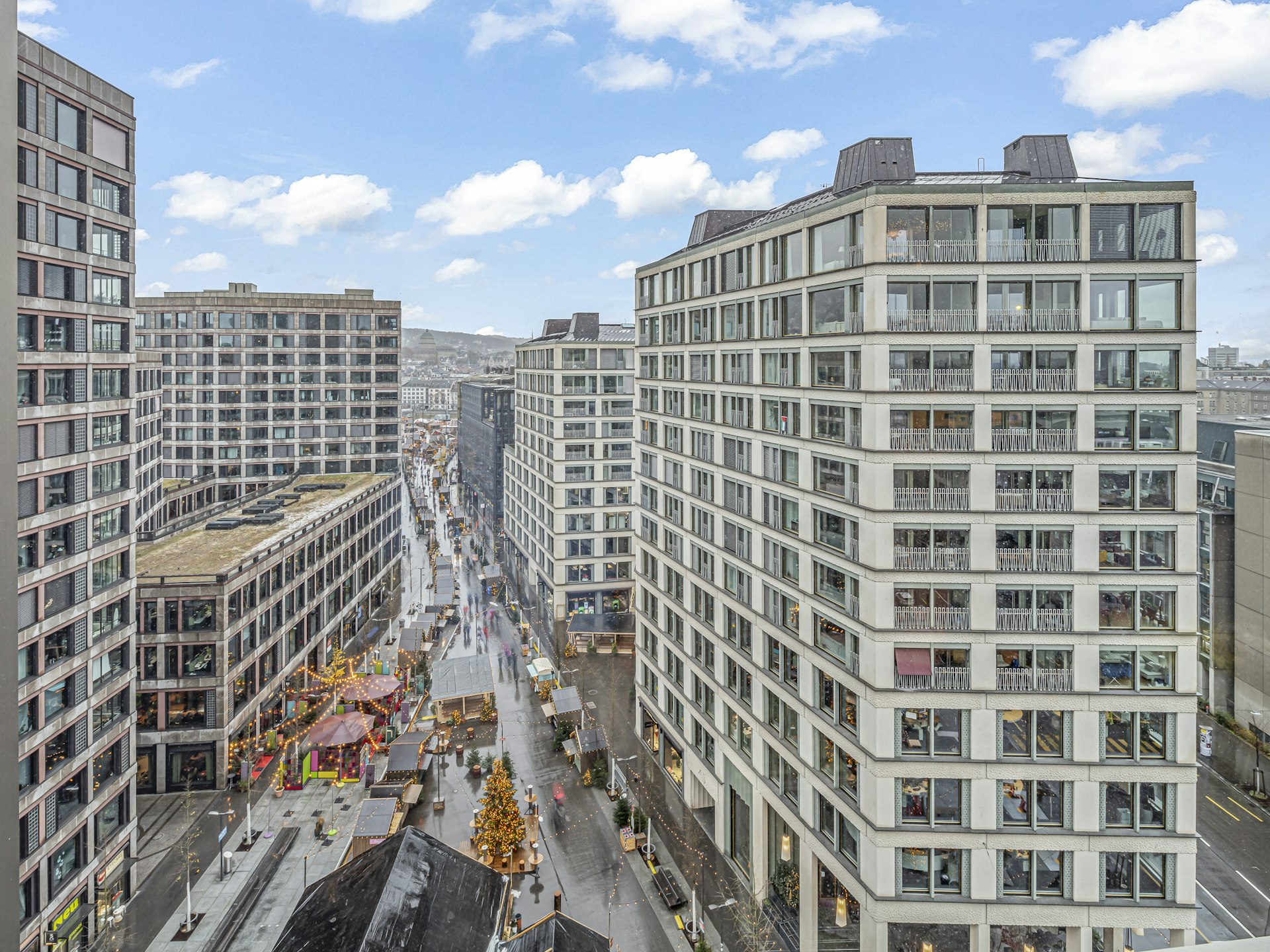 Städtischer Blick auf moderne Büro- und Wohngebäude