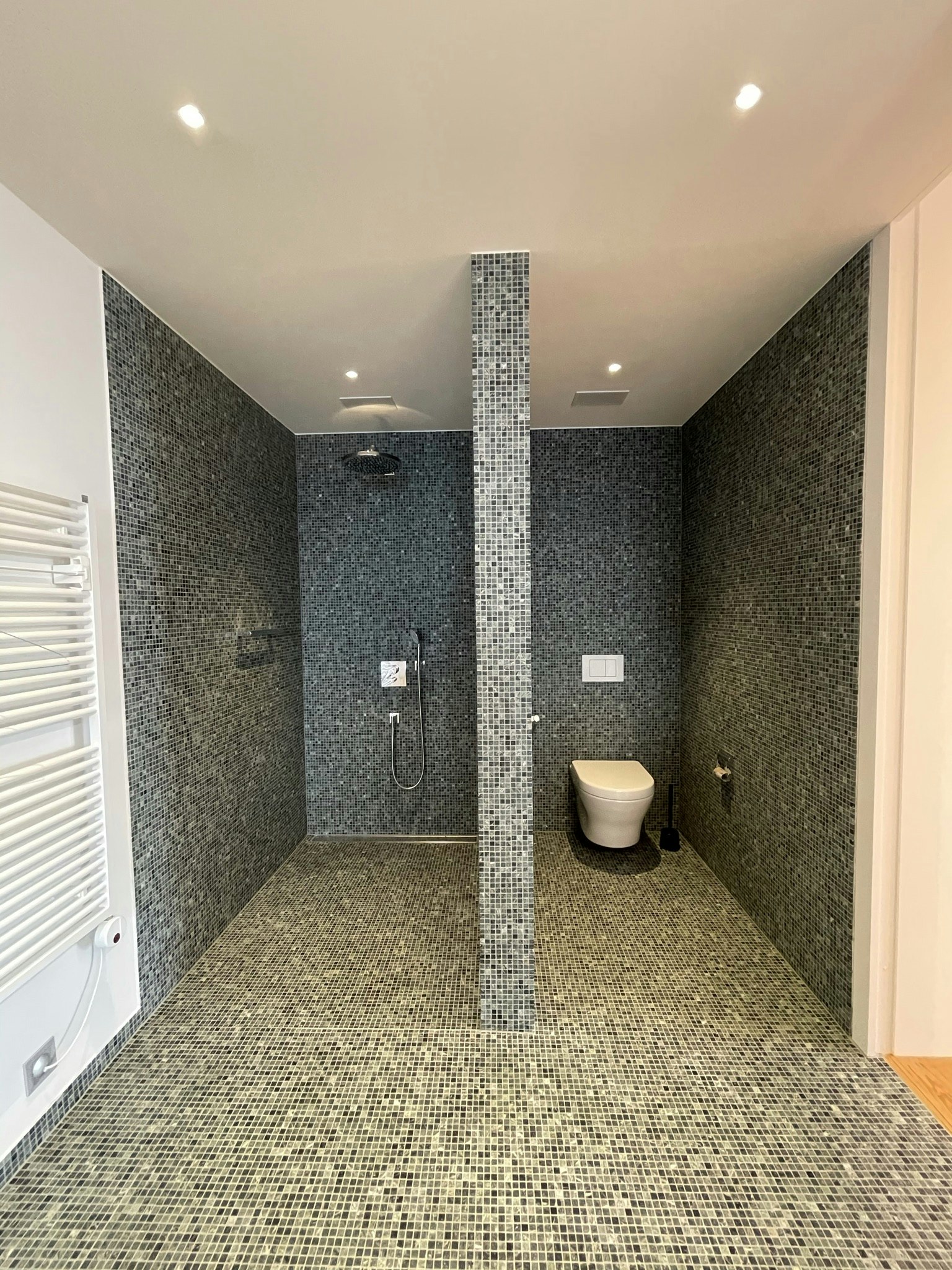 Modernes Badezimmer mit Mosaikfliesen