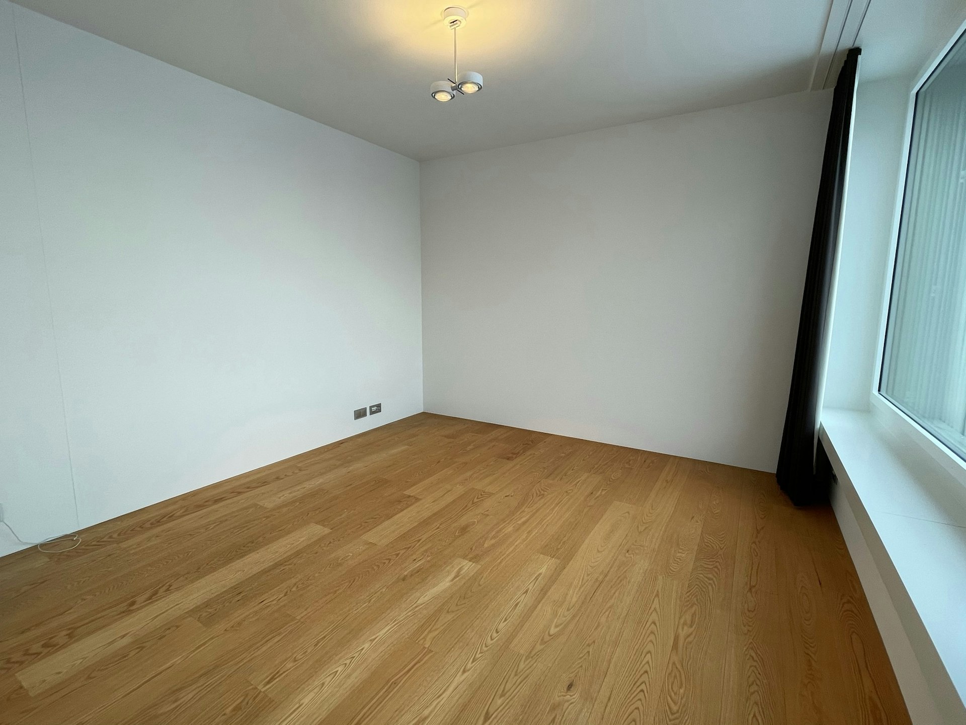 Leeres modernes Zimmer mit Parkettboden